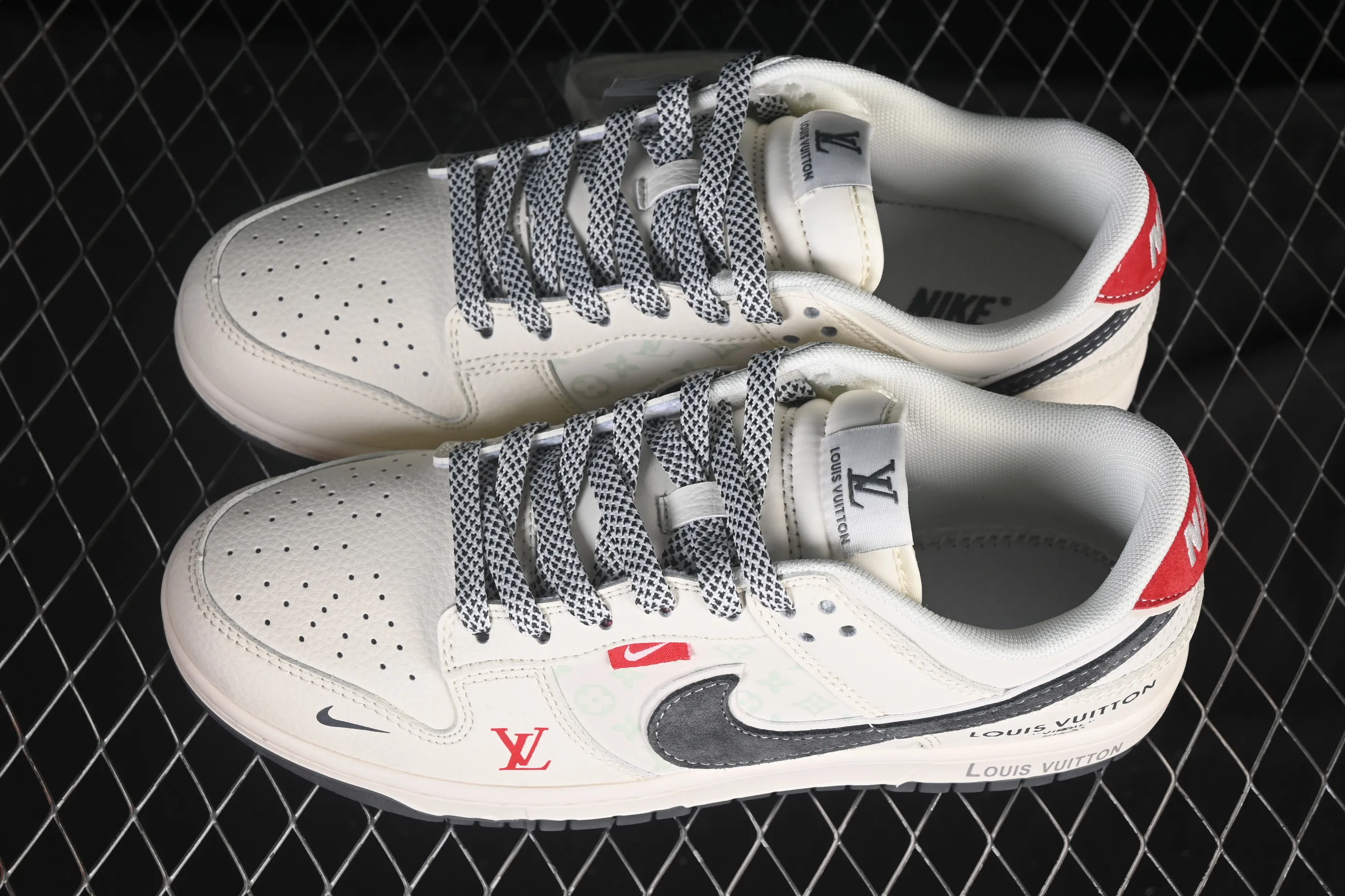 All categories Nk SB Dunk Series Nk SB Dunk Low High-end customized low-top sneakers Nike SB Dunk Low LV co-branded beige gray red cloth label Anniversary high-end customized low-top casual sneakers HT5088-606